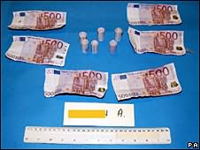 эти купюры в 500 евро полицейские обнаружили в чемодане у одного из подозреваемых