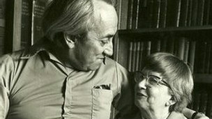 Алекс Комфорт жил в Калифорнии со своей второй женой Джейн (на фото) с 1972 по 1985 годы
