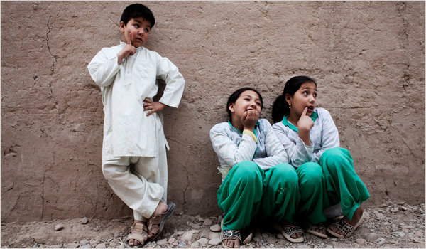 6-летняя Мехран Рафаат (слева) - самая обычная девочка, но, в отличие от трёх своих старших сестёр, ходит в школу в обличье мальчика