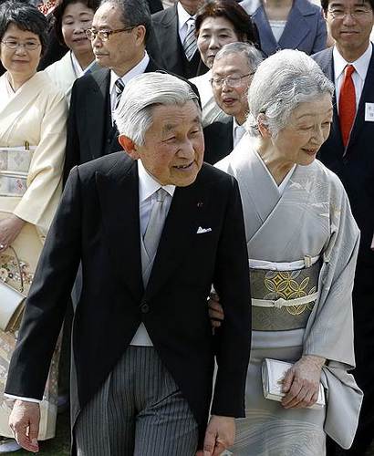 император Японии Акихито, как и предписывает конституция, - лишь символ нации и единства народа