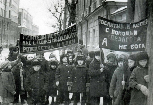 Антирождественская демонстрация советских детей. 1929 год
