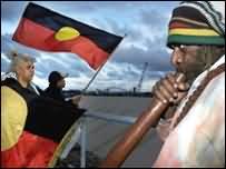 лидеры племен коренных жителей Австралии призвали не выпускать книгу, предназначенную для девушек, по которой те, среди прочего, могут научиться играть на старинном музыкальном духовом инструменте - диджериду