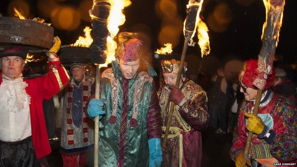 ритуальное сжигание старого года во время праздника Аллендейлский адский огонь