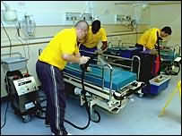 уборка постелей в больнице в Великобритании