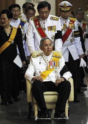 состояние короля Таиланда Пхумипона Адульядета оценивается примерно в $30 млрд., но доходы от него идут в основном на социально значимые проекты
