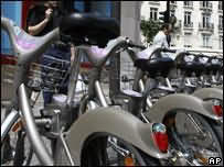 станция проката велосипедов в Париже