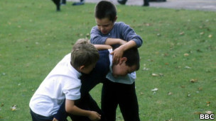 учителя в Британии говорят детям, что лучше пожаловаться на обидчика, чем его стукнуть