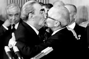 братский поцелуй Брежнева и Хонекера