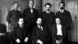 советская делегация (второй справа в верхнем ряду - Лев Троцкий)