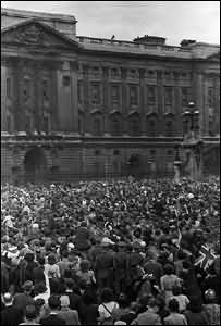 толпа у Букингемского дворца в мае 1945 г.