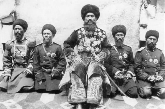 бухарский генерал и офицеры