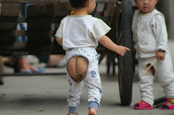 маленькие дети бегают в штанишках с огромным вырезом на попе