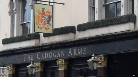 над вывеской паба The Cadogan Arms развевается герб семьи Кадоган