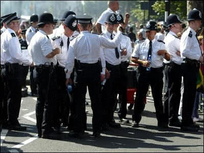 в связи с июльскими событиями в Лондоне на карнавале были приняты повышенные меры безопасности