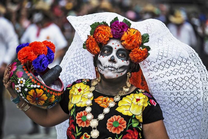 на улицах устраивают карнавалы, продают сладости в виде черепов и фигурки Катрины — скелета, одетого в женское платье, главного персонажа праздника