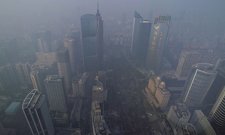 здания в центральном деловом районе в Гуанчжоу через густой туман