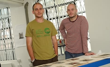 художники Джейк Чепмен (справа) и его брата Динос в их лондонской студии