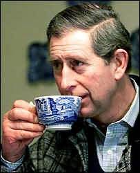 принц Чарльз пьет чай