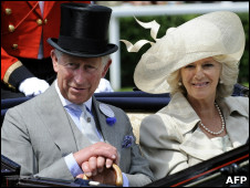 наследник британского престола принц Чарльз с супругой на скачках в Эскоте