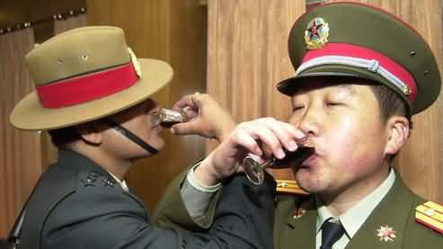 полковник китайской армии произносит тост