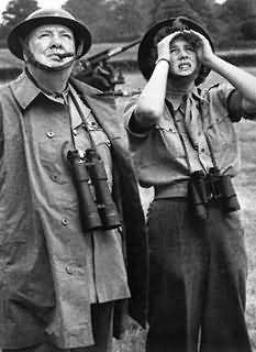 Черчилль с дочерью Мэри наблюдают за атакой немецких бомбардировщиков (Южная Англия)