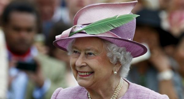 противники монархии уверяют, что королева слишком дорого обходится налогоплательщикам, сторонники считают, что она честно отрабатывает свой хлеб