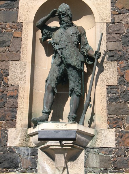статуя Александра Селкирка в его родной деревушке Лоуэр Ларго, Шотландия