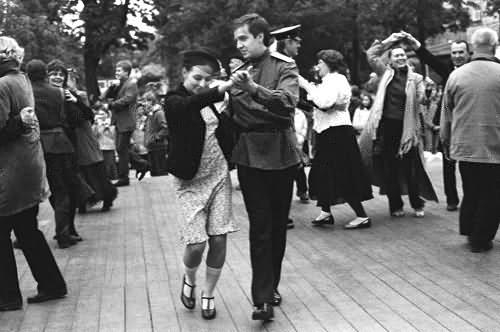 танцы в саду Эрмитаж в центре Москвы
