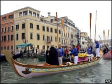 жители Венеции приняли участие в театрализованной похоронной процессии
