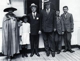 сэр Артур Конан Дойль (на снимке третий справа) с женой, приятелем и детьми (август 1923 г.)