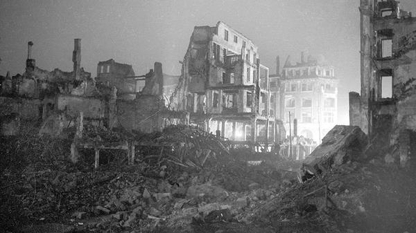 разрушенные в результате бомбардировок жилые кварталы Дрездена