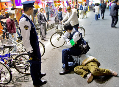 пьяный японец на улице