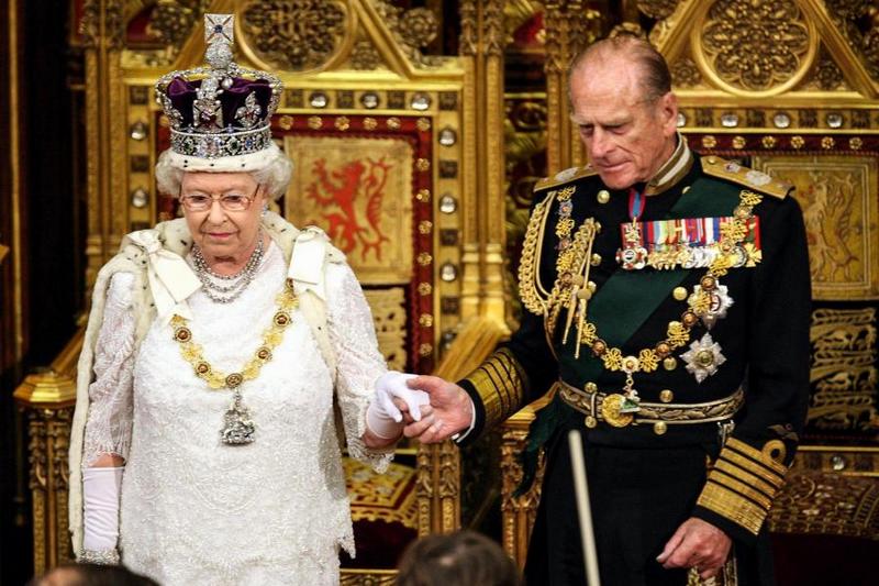 с 2017 года из-за ухудшения здоровья принц Филипп был освобожден от собственных общественных обязанностей, но продолжил сопровождать во время официальных мероприятий королеву Елизавету II