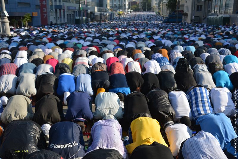 мусульмане молятся в праздник Ураза-Байрам у Соборной мечети на Проспекте Мира в Москве