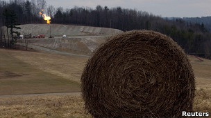 газовые факелы посреди полей не радуют ни британских, ни американских фермеров (на фото - место разработки сланцевого газа в Пенсильвании)