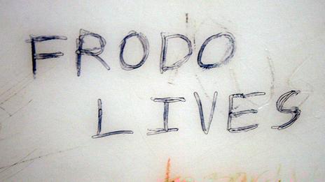 лозунгами-граффити Фродо жив и Гэндальфа в президенты запестрели станции метро по всему миру
