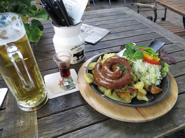 кружка ледяного пива с горячей сосиской, щедро сдобренной горчицей - легендарный дуэт немецкой кухни