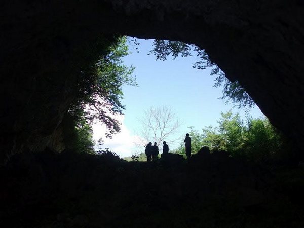 вид из пещеры Сацурблиа (Западная Грузия): в ней нашли правую височную кость возрастом около 13,3 тысячи лет, из которой потом извлекли ДНК