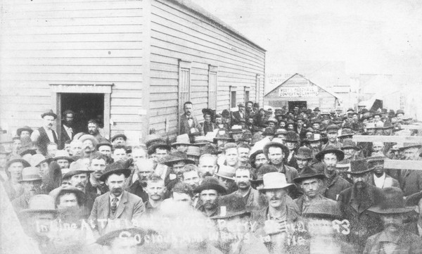 поселенцы перед земельным ведомством в Оклахоме в 1893 году