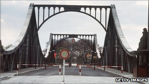 во время холодной войны на мосту Глинике, который соединял Западный Берлин с Потсдамом, неоднократно происходил обмен шпионами
