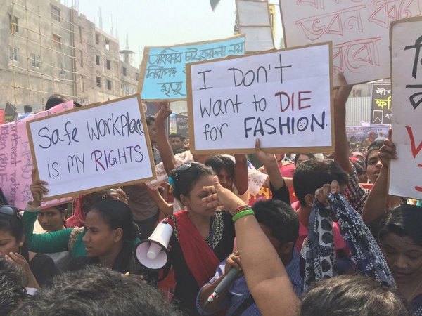 работницы швейных фабрик (Бангладеш) во время протеста