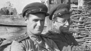 Василий Гроссман (справа) обобщил в своей эпопеи собственный опыт жизни на войне и опыт своих товарищей