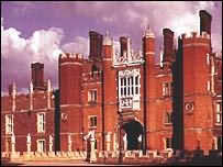 в этом дворце (Хэмптон-корт под Лондоно) король Яков I выразился в адрес католиков нелицеприятно