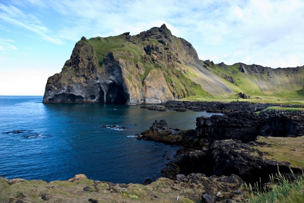 остров Хеймаэй находится к югу от Исландии, в Атлантическом океане, и является самым крупным и единственным постоянно обитаемым островом в группе Вестманнаэйяр