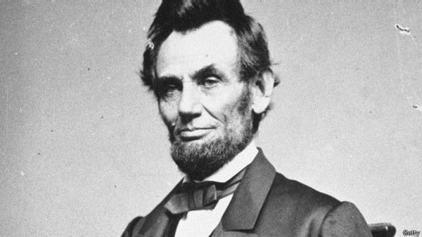 по данным опросов в США, Авраам Линкольн стабильно занимает первое место по популярности среди президентов