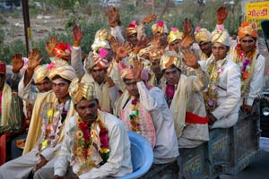 чтобы принять участие в массовой индийской свадьбе, мужчины брачного возраста должны доказать, что у них есть туалет