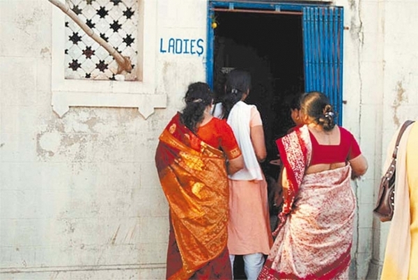 по данным ООН, каждый второй индиец (около 626 млн. человек) живет без туалета в доме