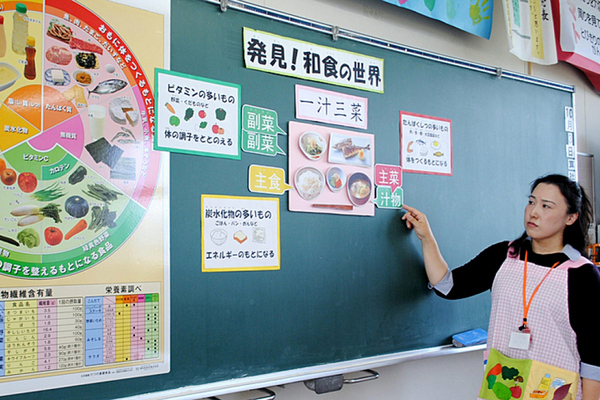 в Японии школьный обед — не перерыв между уроками, а часть учебного процесса