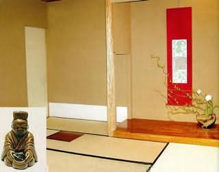Интерьер чайной комнаты прост и изыскан. Картина и композиция икэбана.