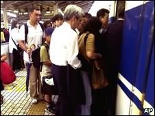 в японском общественном транспорте в час пик не протолкнёшься